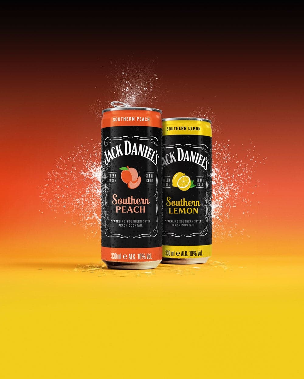 Zwei Jack Daniels Dosen Ready-to-drink mit den Geschmacksrichtungen Southern Peach und Southern Lemon vor orange-gelbem Hintergrund mit Spritzwasser